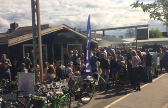 Cafe med høj oms. og lav husleje til salg