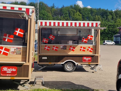 2 foodtrailere og en Golf Van med træk. Masser af udstyr top moderne og velholdt