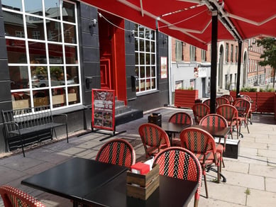 Broadwayburgers.dk ( Omsætning på 3.200.000 mio på 10,5mdr) - Flot nyrenoveret burger restaurant til salg med 185 kvm. - Overskud d.d. ca. 560.000 kr.