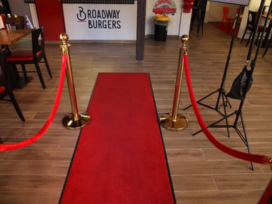 Broadwayburgers.dk ( Omsætning på 3.200.000 mio på 10,5mdr) - Flot nyrenoveret burger restaurant til salg med 185 kvm. - Overskud d.d. ca. 560.000 kr.