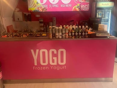 Ny pris ved overtagelse fx 1/9-2022. Yogo Århus - Omsætning: 1.600.000 kr. - Frozen Yoghurt, bland-selv-slik, kaffe mm.
