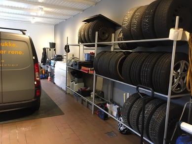Nyistandsat bilforretning på hovedvejen i hjertet af Birkerød Bilby med tilhørende klargøringshal. 