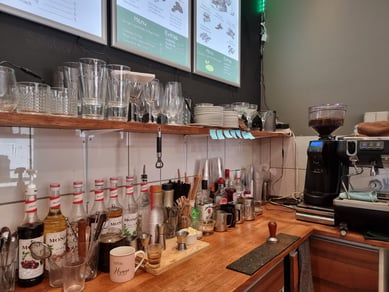 Café Hygge - 51 m2 med 12 siddepladser - Smuk vegansk café i Horsens.
