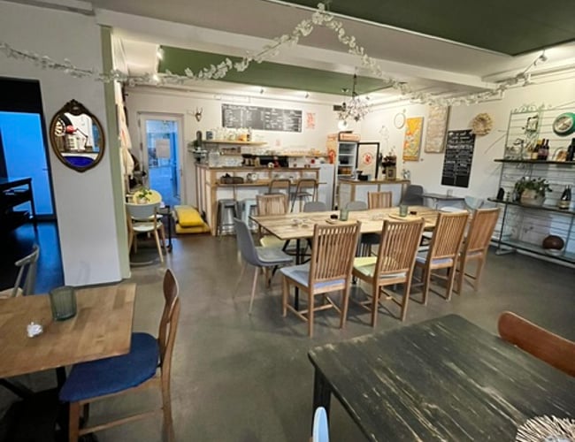 Café i Kolind med fuldt inventar, varelager og klar drift fra dag ét