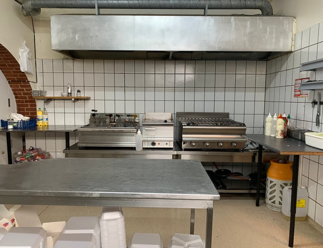 Restaurant og pizzeria med plads til 37 gæster til salg - Ejer tjener ca. 90.000 kr. mnd