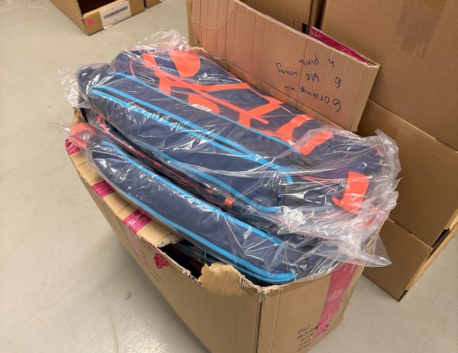 Salg af restlager med sportstøj, fitnessudstyr, tennisstrenge