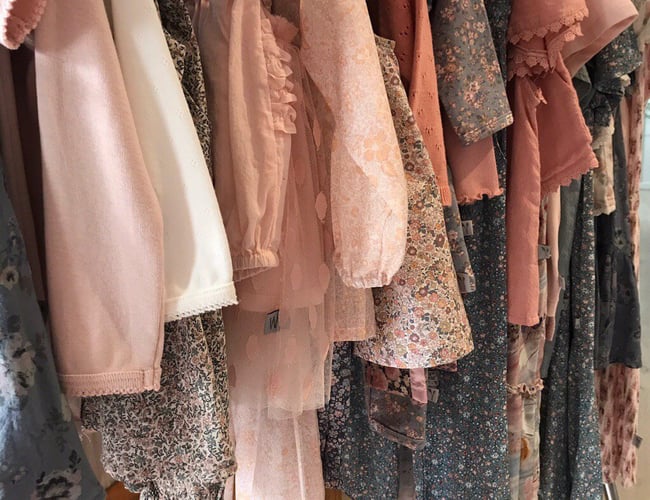 Attraktiv børnetøjsforretning med webshop - 4 mio kr. i omsætning - eksklusive indkøbsaftaler