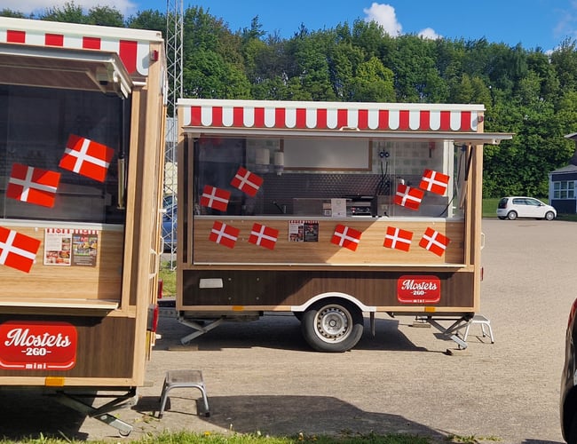 2 foodtrailere og en Golf Van med træk. Masser af udstyr top moderne og velholdt
