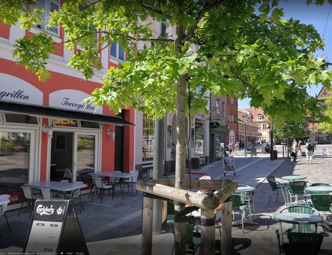 Velbeliggende grillbar på torvet i Svendborg