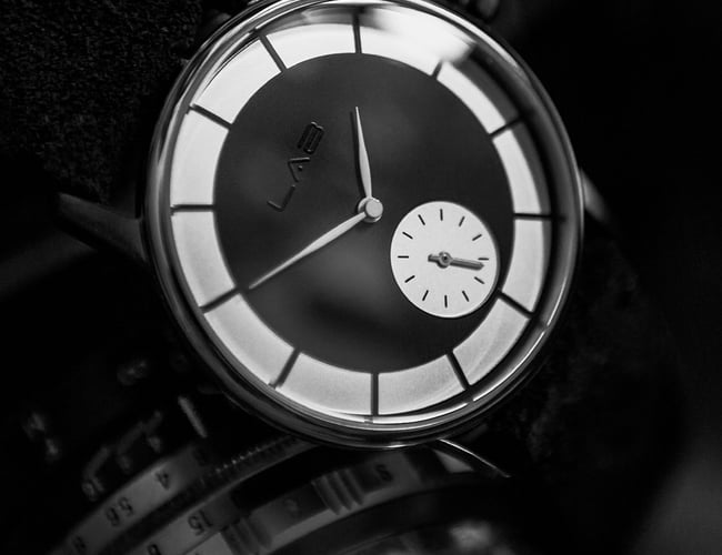 Innovativt websalg af URE - skab dit eget design med få klik med musen.