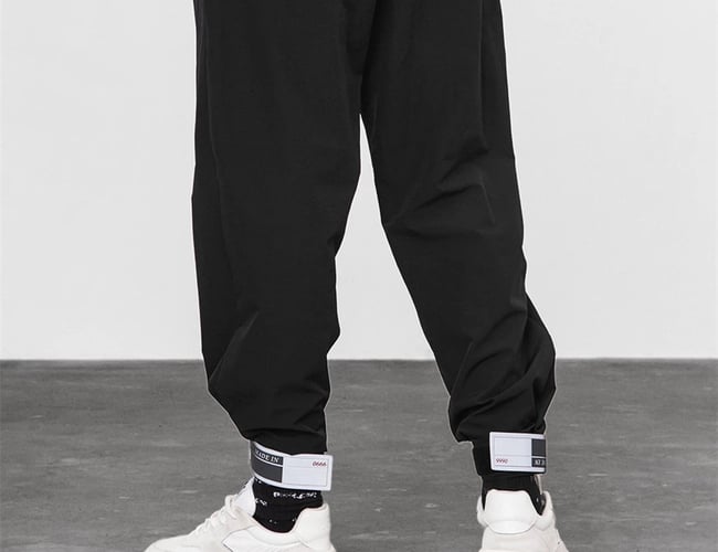 Varerlager street wear til mænd med varelageret bestående af sort T-shirts med logo