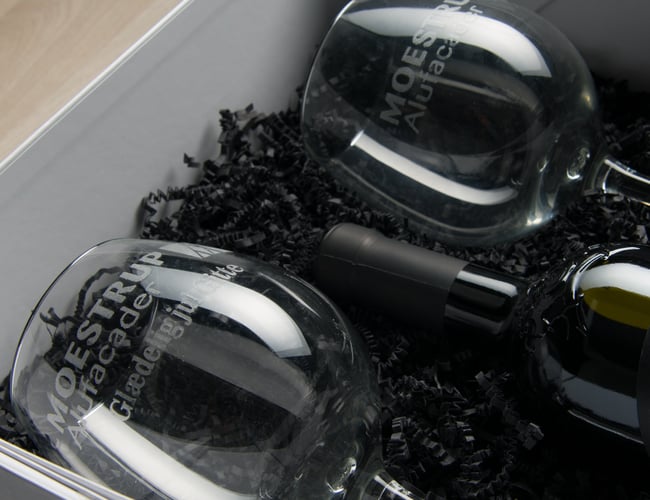 Veletableret virksomhed med høj omsætning søger ny ejer. Salg via 5 Webshops, i 3 lande, inkl. egen produktion af  niche produkter - GRAVERING