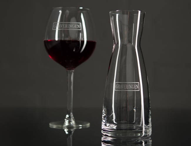 Veletableret virksomhed med høj omsætning søger ny ejer. Salg via 5 Webshops, i 3 lande, inkl. egen produktion af  niche produkter - GRAVERING