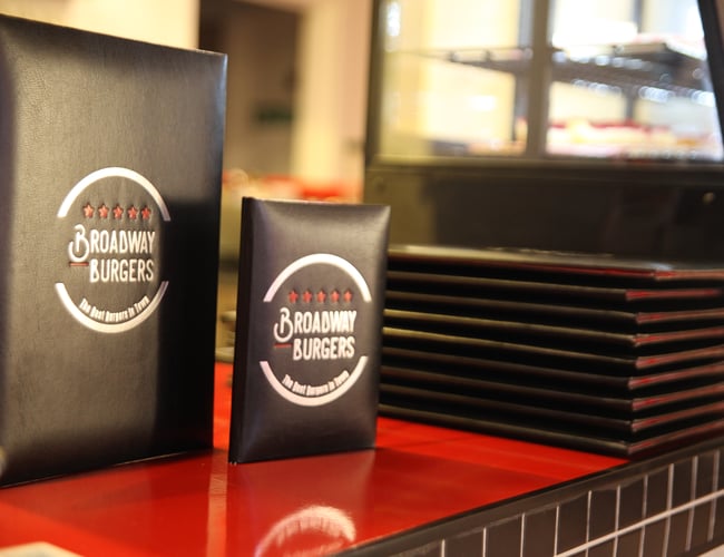 Broadwayburgers.dk ( Omsætning på 3.200.000 mio på 10,5mdr) - Flot nyrenoveret burger restaurant til salg med 185 kvm. - Overskud d.d. ca. 560.000 kr.