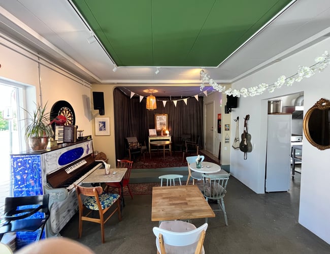 Café i Kolind med fuldt inventar, varelager og klar drift fra dag ét