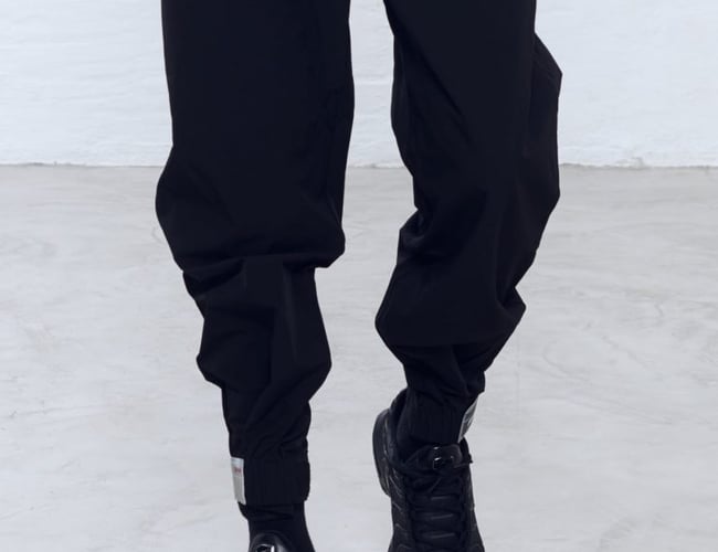 Varerlager street wear til mænd med varelageret bestående af sort T-shirts med logo