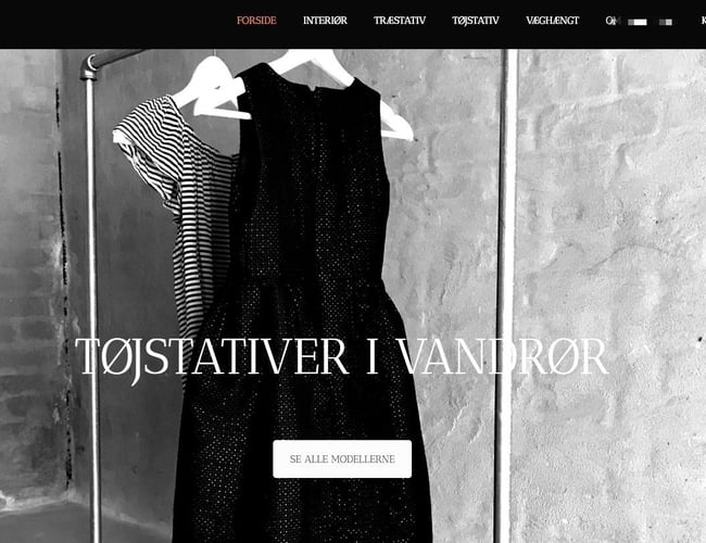 Webshop med salg og udlejning af rustikke tøjstativer i vandrør træ.