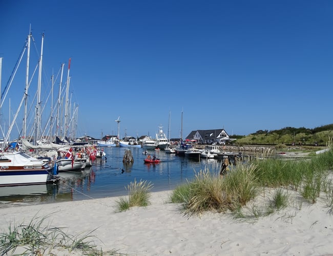 Isbutik på Anholt Havn. Sjælden udbudt sommervirksomhed sælges.