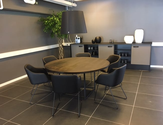 Woodstyle.dk specialforretning med håndlavede møbler i egetræ. - Overskud på 550.000kr. om året.