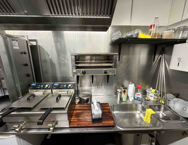 Shawarma/pizza/Sandwich hus/køkken (skal flyttes fra nuværende lokation))