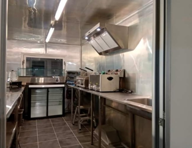 Helt ny foodtruck beklædt med folie i rustfrit aluminium til salg