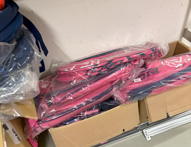 Salg af restlager med sportstøj, fitnessudstyr, tennisstrenge