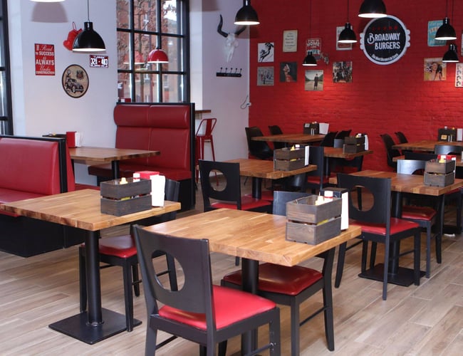 Broadwayburgers.dk ( Omsætning på 3.200.000 mio på 10,5mdr) - Flot nyrenoveret burger restaurant til salg med 185 kvm. - Overskud d.d. ca. 560.000 kr.