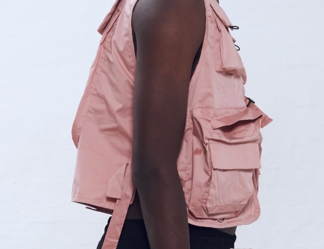 Varerlager street wear til mænd med varelageret bestående af sort T-shirts med logo