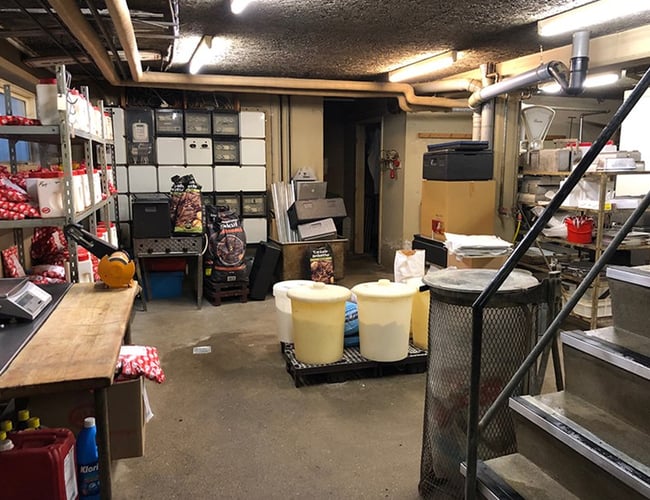 Anerkendt slagterbutik med mad-ud-af-huset i Nakskov. Omsætning i 17/18 på 3,439 mio. kr (ex. moms). God mulighed for slagter alene eller som et makkerskab ml. 2 slagtere eller slagter og kok. OBS. Ny pris. Reduceret med 300.000 kr.