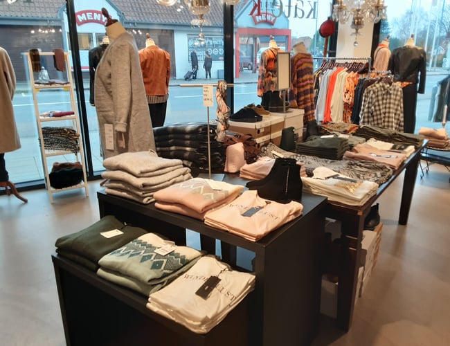 Kate K - Populær dametøj forretning i Silkeborg med 143 m2 sælges - Overskud på 275.000 kr.