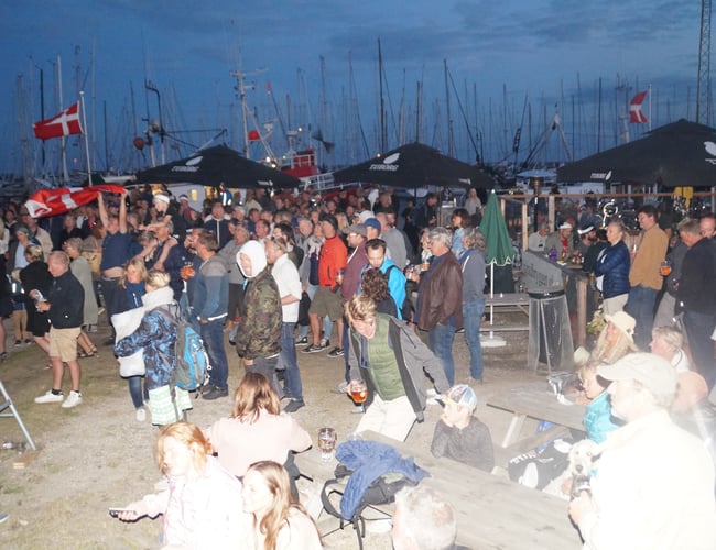 Isbutik på Anholt Havn. Sjælden udbudt sommervirksomhed sælges.