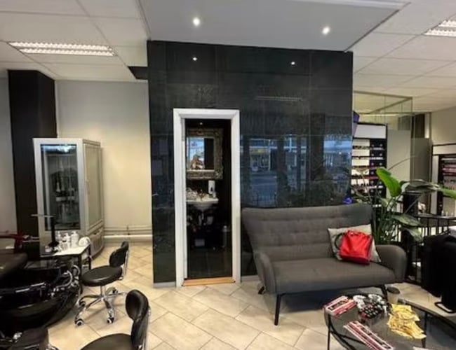 Klinik/neglesalon (Drop In Nails)  til afståelse ved Tivoli 