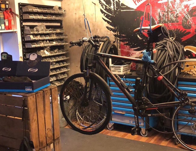 Cykelbutik med værksted til afståelse med en stigende omsætning - Der kommer i gennemsnit 8-10.000 cykler forbi om dagen.