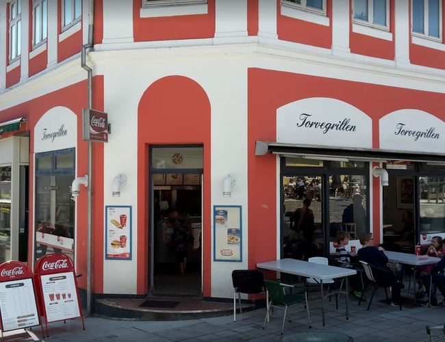 Velbeliggende grillbar på torvet i Svendborg