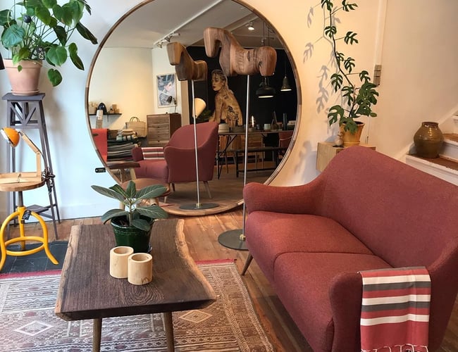 Møbelbutik på 230m2 i Valby Langgade med et attraktivt butiksfacade på 2. etager med en stor tør kælder!