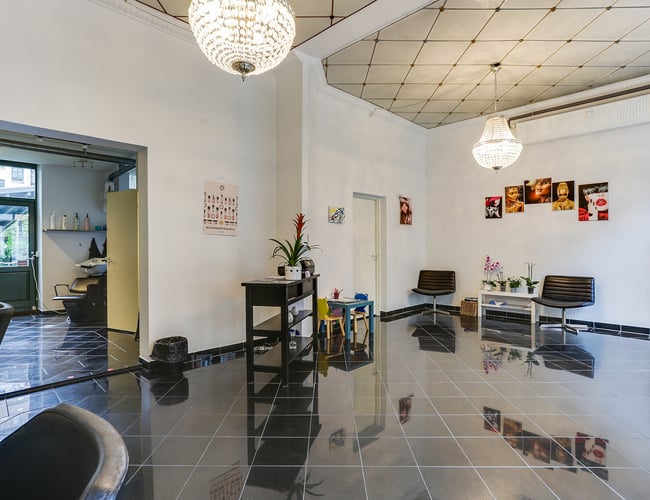Nyrenoveret frisør salon med 4 stole - Holmbladsgade i København