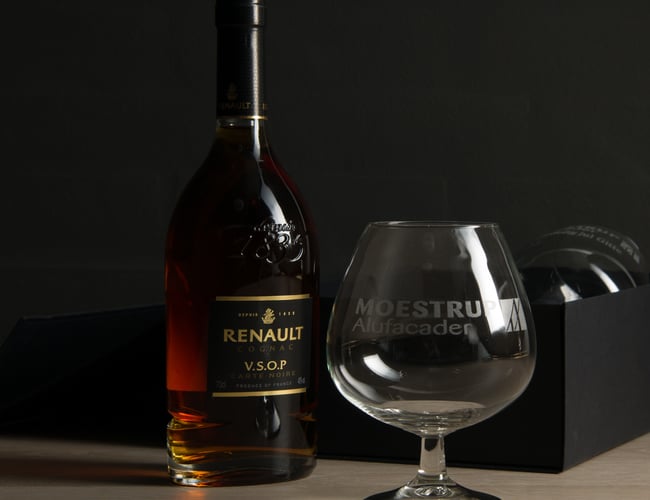 Veletableret virksomhed med høj omsætning søger ny ejer. Salg via 5 Webshops, i 3 lande, inkl. egen produktion af  niche produkter - GRAVERING