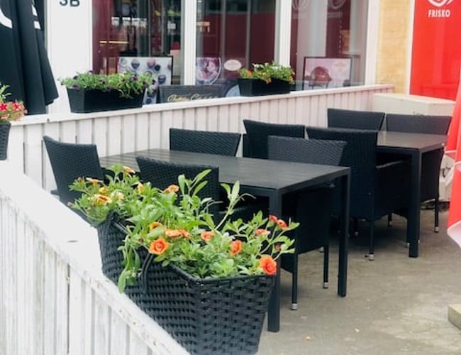 Isbar (sæson) til salg ligger på lille hyggelig gågade i Gilleleje. Butikken har eksisteret 25 år.