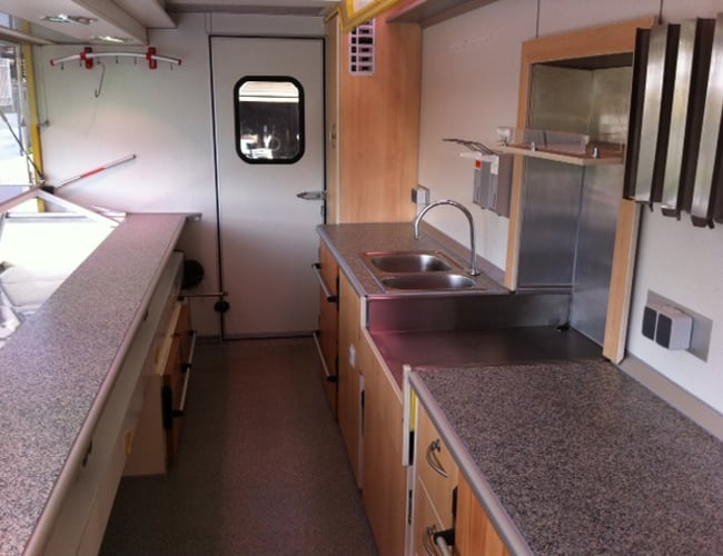 Stor salgstrailer med køl.