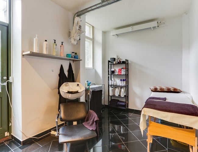 Nyrenoveret frisør salon med 4 stole - Holmbladsgade i København