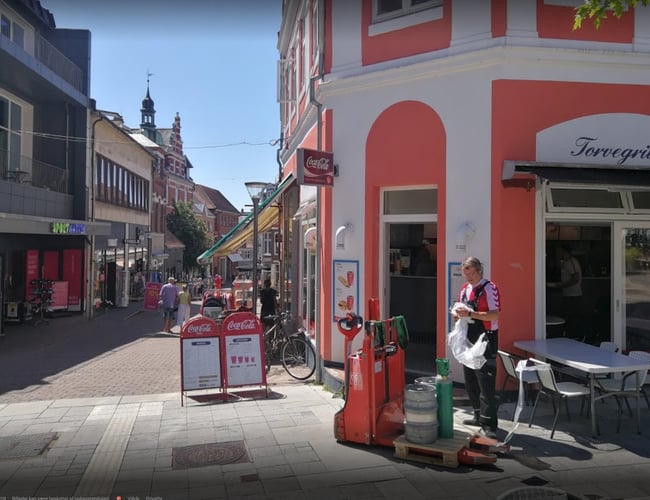 Velbeliggende grillbar på torvet i Svendborg