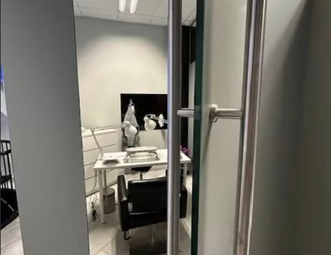 Klinik/neglesalon (Drop In Nails)  til afståelse ved Tivoli 