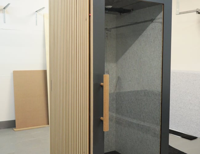 Dansk færdigudviklet koncept med designet telefonboks til kontoret