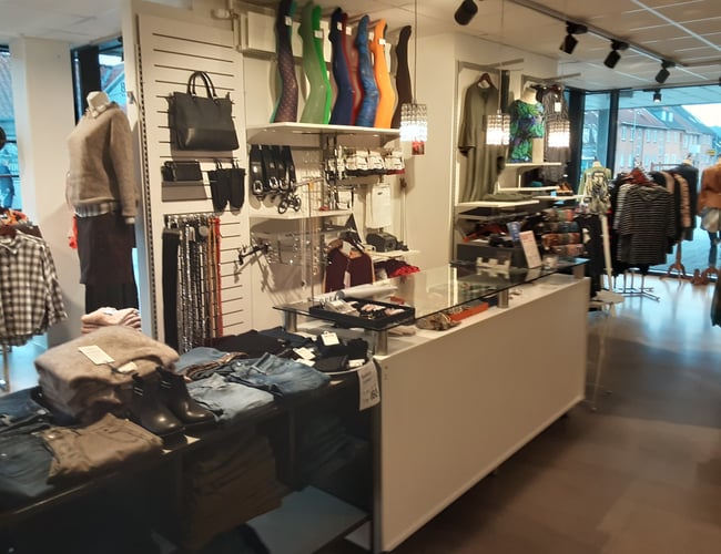 Kate K - Populær dametøj forretning i Silkeborg med 143 m2 sælges - Overskud på 275.000 kr.