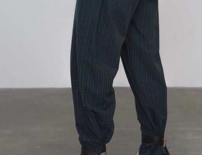 Varerlager street wear til mænd med varelageret bestående af sort T-shirts med logo