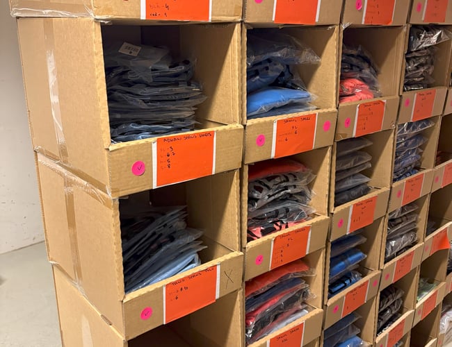 Salg af restlager med sportstøj, fitnessudstyr, tennisstrenge