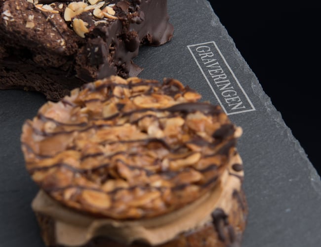 Veletableret virksomhed med høj omsætning søger ny ejer. Salg via 5 Webshops, i 3 lande, inkl. egen produktion af  niche produkter - GRAVERING