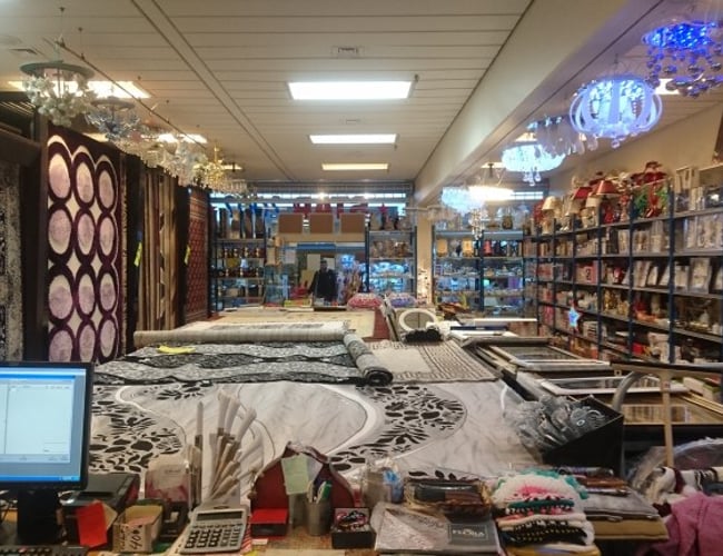 Gaveshop, husartikler & tæpper - Daglig omsætning ligger på ca: 4-4.600,- kr. - Vollsmose Torv - Til salg