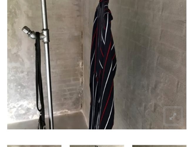 Webshop med salg og udlejning af rustikke tøjstativer i vandrør træ.