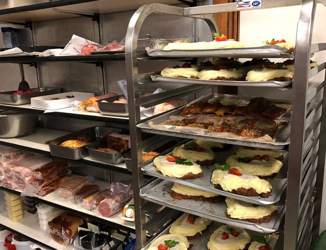 Anerkendt slagterbutik med mad-ud-af-huset i Nakskov. Omsætning i 17/18 på 3,439 mio. kr (ex. moms). God mulighed for slagter alene eller som et makkerskab ml. 2 slagtere eller slagter og kok. OBS. Ny pris. Reduceret med 300.000 kr.